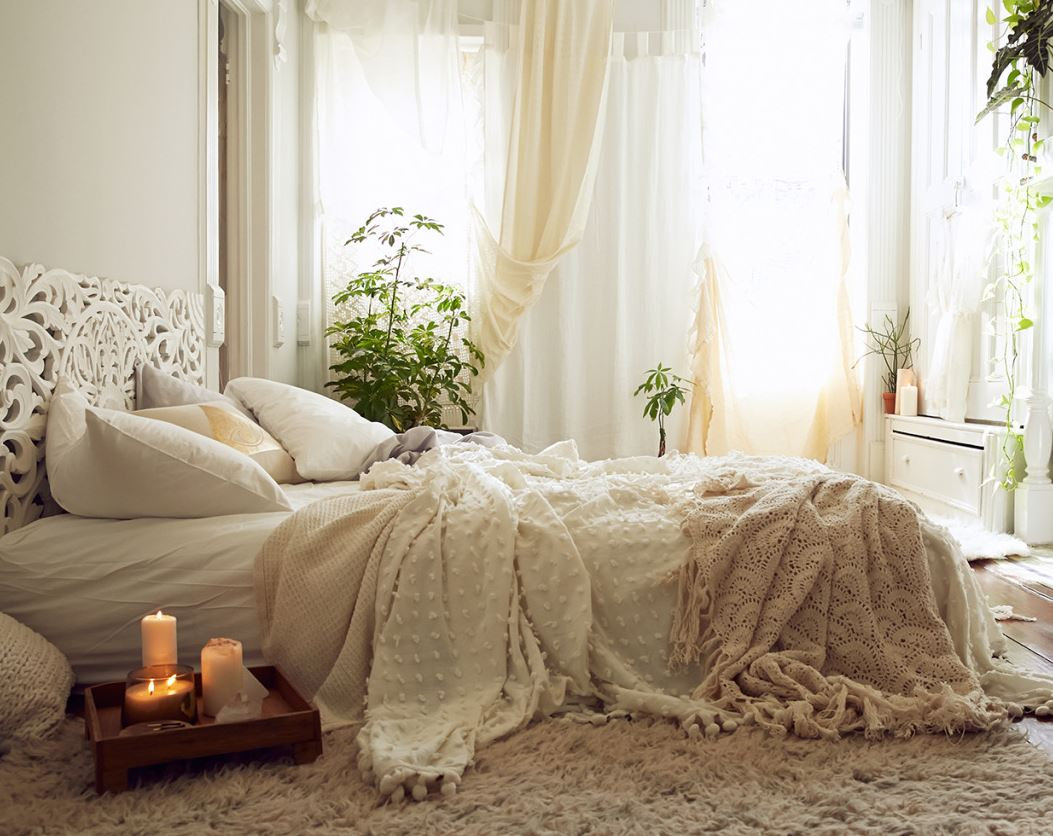 Phụ kiện phòng ngủ dễ thương - giường gỗ vintage đẹp