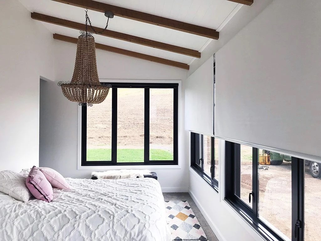 Cách đặt giường ngủ hợp phong thủy, cửa sổ đối diện cửa phòng ngủ