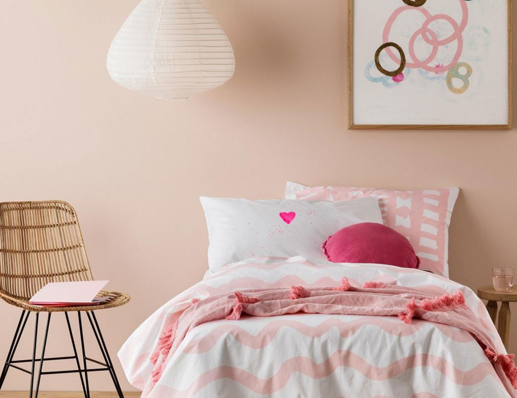 Mẫu nước sơn tường màu hồng phòng ngủ